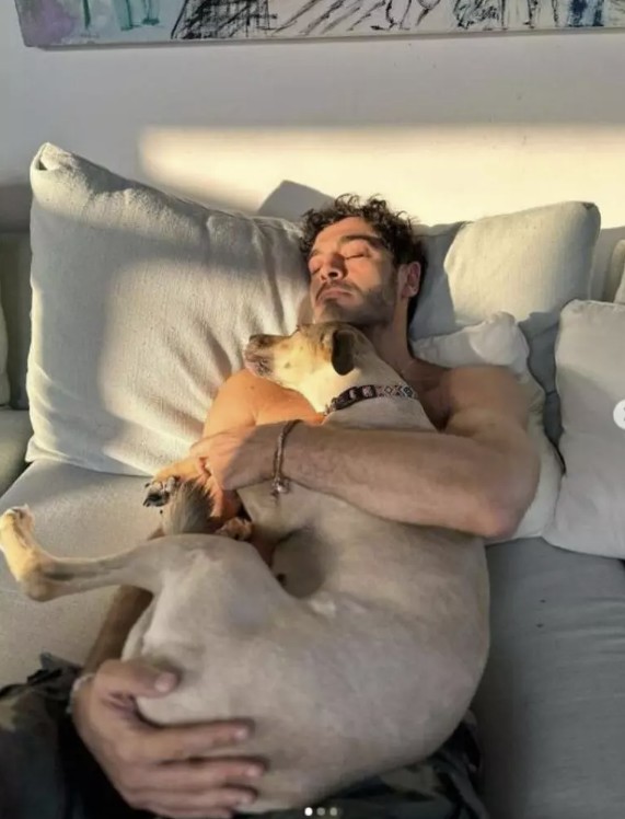 Burak Deniz'in pozu gündemde!